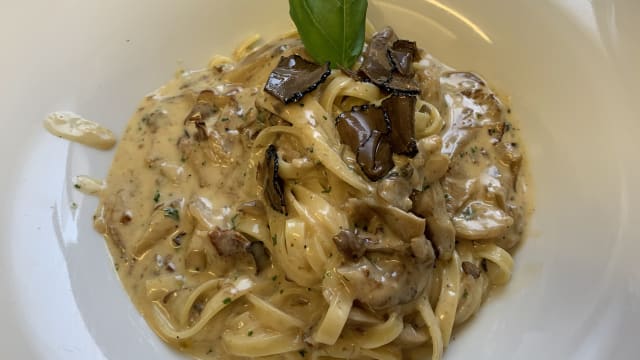 Tagliatelle aux pleurotes, parfumées à la truffe blanche de Toscane 