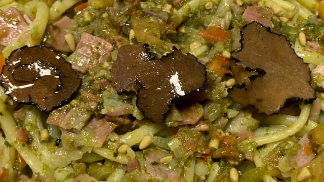 Linguini pesto, pancetta, tomate fraîche, truffe de Toscane 