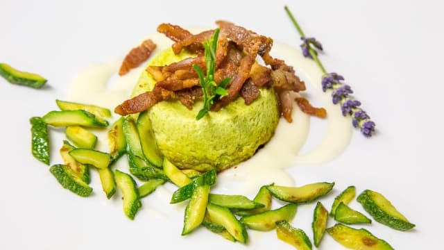 Il Flan di stagione con fonduta di pecorino e guanciale croccante