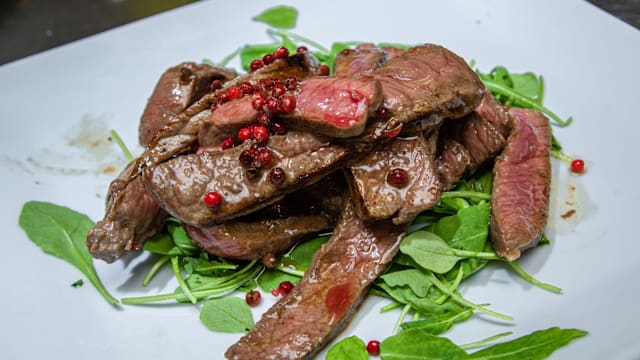Tagliata di Manzo spadellata al pepe rosa e rucola