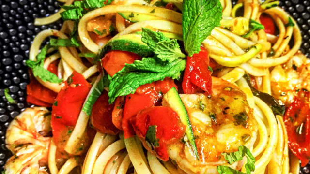 Linguine gamberi, pachino, zucchine e menta