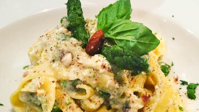 Tagliatelle ricotta, asparagi e mandorle