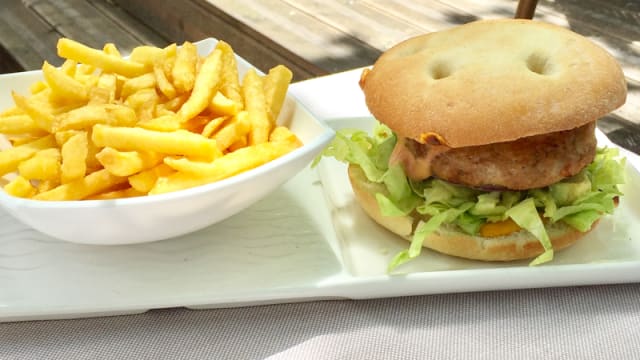 Perron Mexican burger: Pain buns, oignon rouge, cheddar, tortilla chips, steak de poulet, guacamole sauce cocktail et iceberg