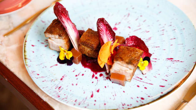 Barriga de porco crocante, couve roxa, marmelada e endívias