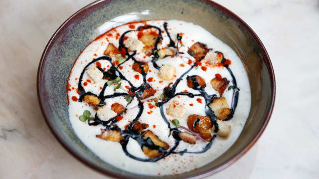 Polvo, espuma de batata fumada, croutons e tomate cherry confitado
