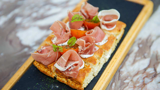 Focaccia (queijo creme, rábano, cebolinho) com presunto