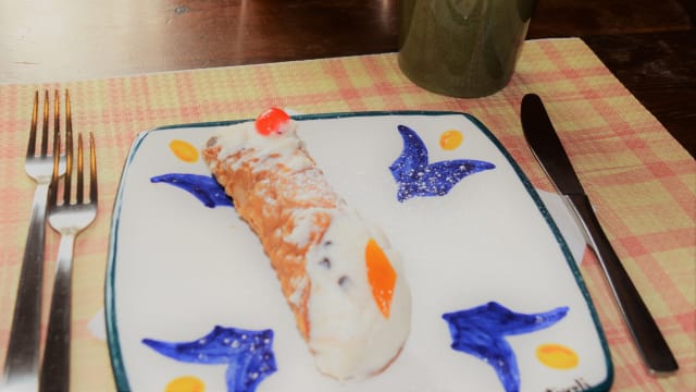 cannolo siciliano