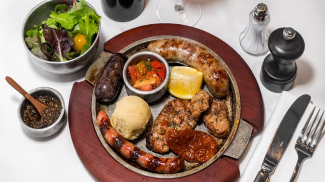 Tablita de achuras: ris de veau, boudin noir, saucisses criollas