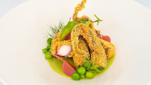 Polpo cbt fritto con farina di mais, crema di piselli freschi e ravanelli croccanti