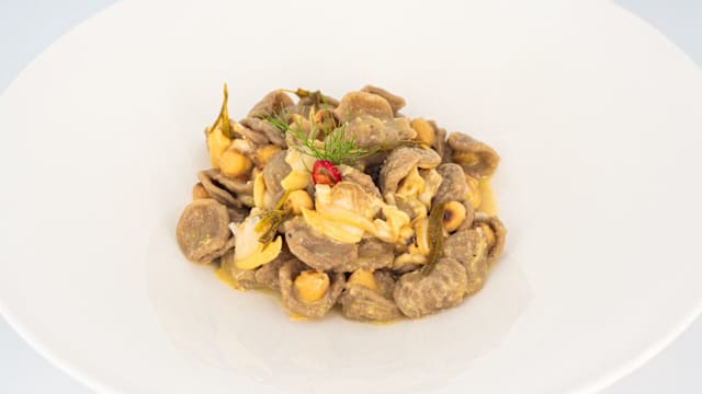 Strascinati ceci tostati e vongole, critimi e peperoncino fresco