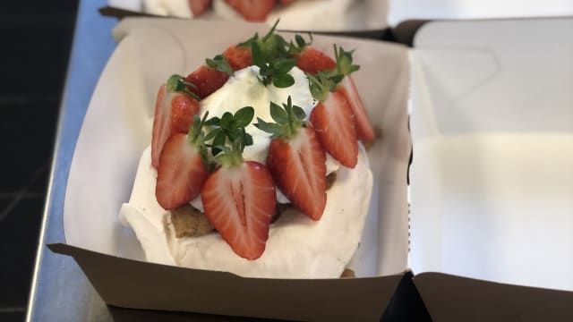 Pavlova fraise et rhubarbe, crumble au thym serpolet, crème ricotta à la vanille de Tahiti - Vente à emporter