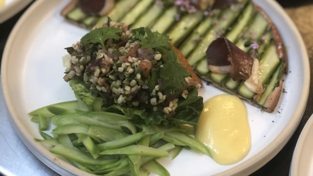 Tarte fine aux asperges vertes, taboulé de boulghour aux herbes du jardin