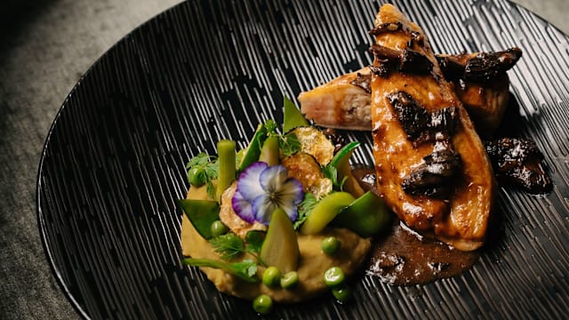 Pintade farcie aux champignons, pois cassés, sauce morilles au vin jaune - Restaurant LEO-PAUL