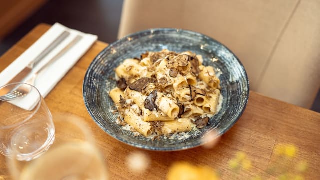 Notre rigatoni cacio Pepe et truffe noire d’été