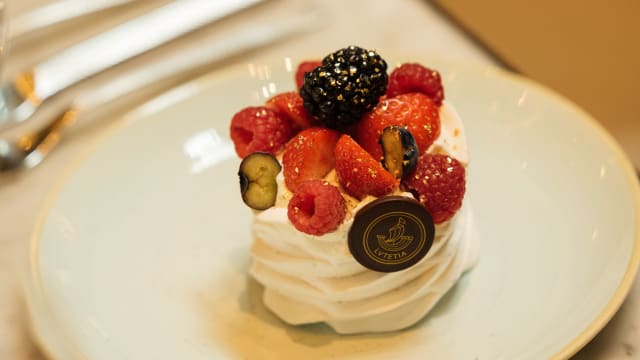 Pavlova fruits rouge