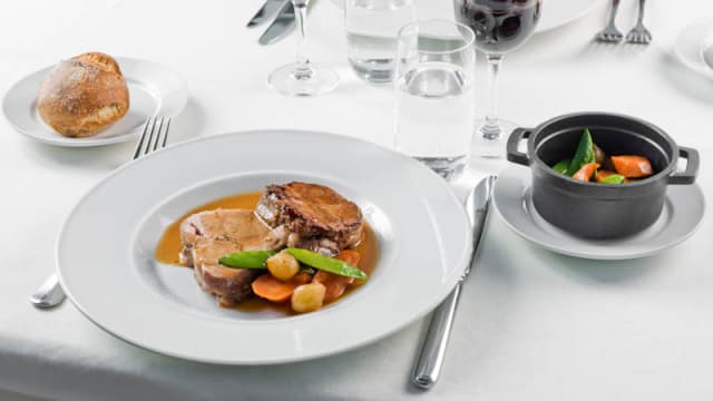 Epaule d'agneau, carottes au miel et vinaigre de framboise - JP Salle