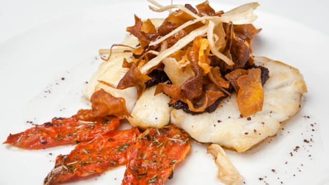 Lomo de merluza con olivada negra y tomate al tomillo