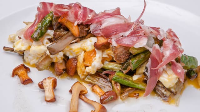 Huevos estrellados con verduras y jamón, con aceite de trufa