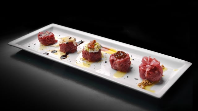 Tartara di manza bio servita in cinque varianti