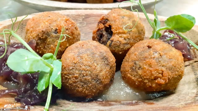 Bolinhas de morcela com maçã e cebola caramelizada