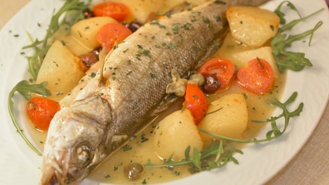 branzino al forno con patate e olive