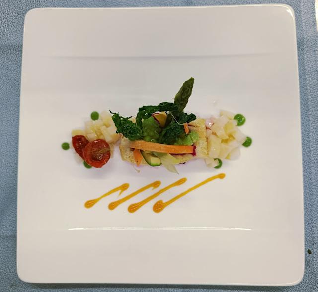 Medaglione di sedano rapa cotto a bassa temperatura con hummus di barbabietola e bouquet di verdure cotte e crude