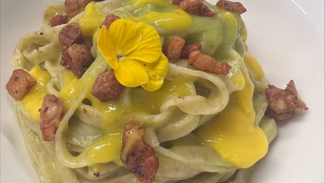 Pasta fresca alla zucchina, crema di zafferano e guanciale
