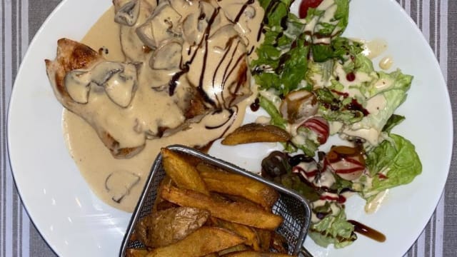 escalope de poulet forestière accompagnée de frite maison 