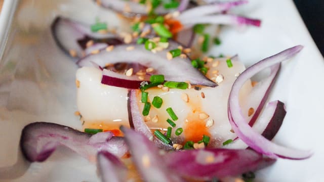 St jacques/oignons rouges/graines de sésame