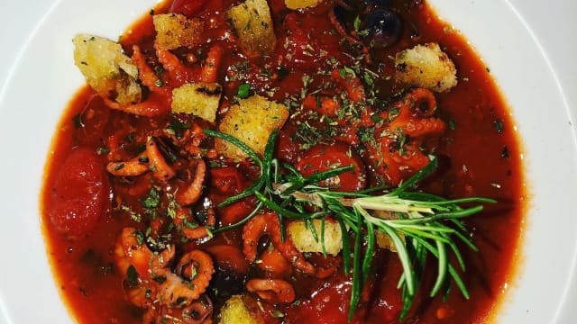 Polipetti affogati con crostini di pane casereccio e spezie