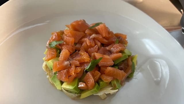 Trota affumicata, avocado al pompelmo, finocchio alla salsa di soia