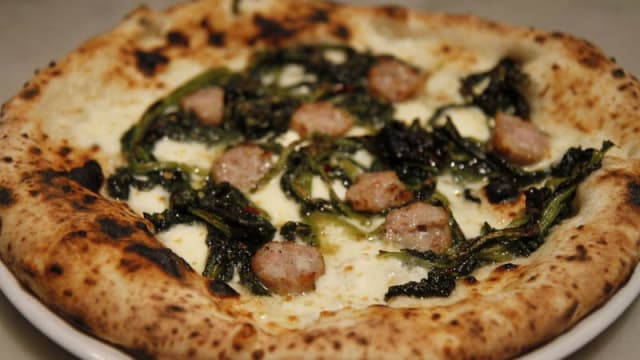 Pizza con salsiccia fresca