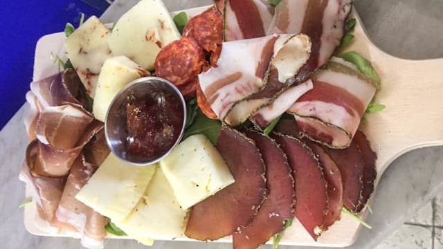 Tagliere di salumi e formaggi con marmellata alla cipolla