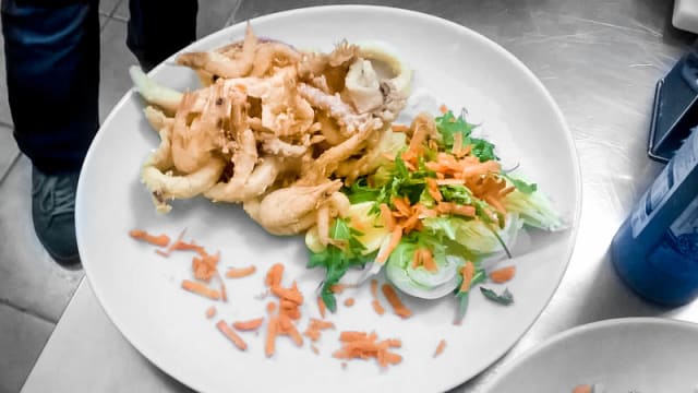 pesce fritto con insalata