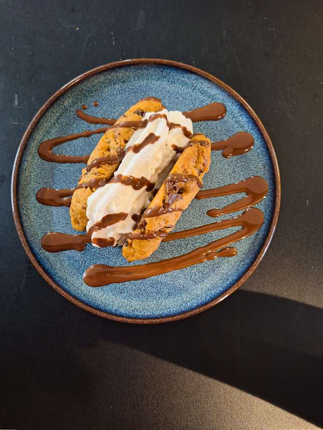 Cookie chocolat au lait, noix, fève tonka, chantilly et sauce chocolat noir