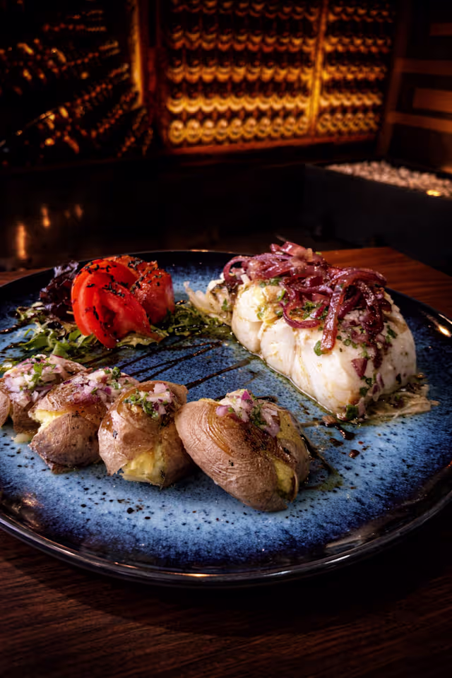 Lombo de Bacalhau com Cebola Roxa marinada em Vinho do Porto