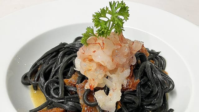 Tagliolino al nero di seppia, pomodorino secco e tartar di gambero rosso