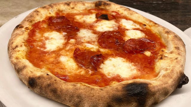 La pizza diavola (pomodoro, mozzarella e salame piccante)