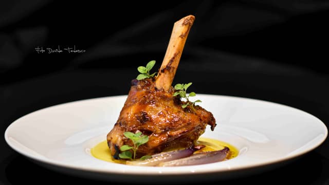 Stinco di agnello CBT con spuma di patate e cipolla caramellata