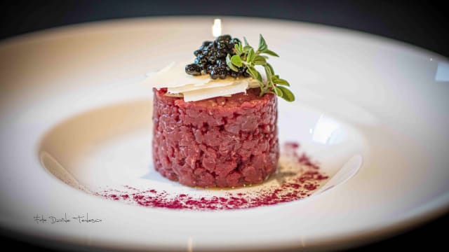 Tartare di manzo con scaglie di grana e caviale di aceto balsamico