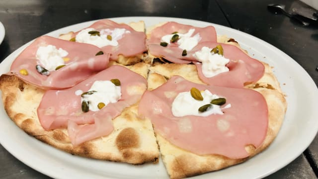 Mortadella,stracciatella e pistacchi
