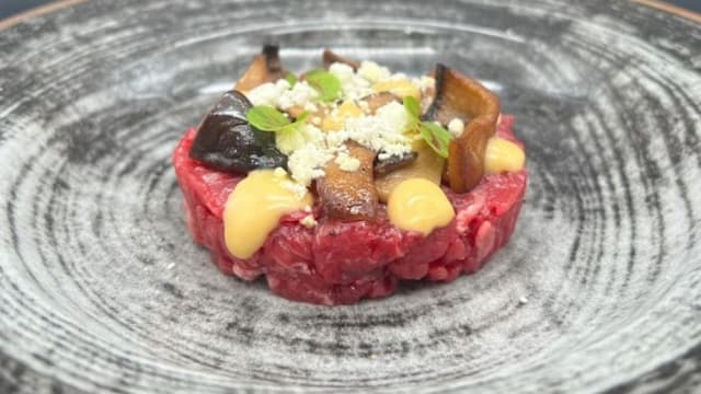 Tartare di fassona tagliata al coltello con funghi cardoncelli, mayo alla nocciola homemade e polvere d’olio