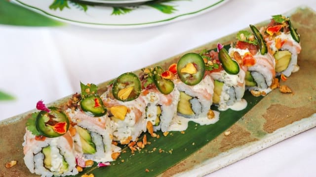 Mexican roll con salmón, aguacate y pico de gallo