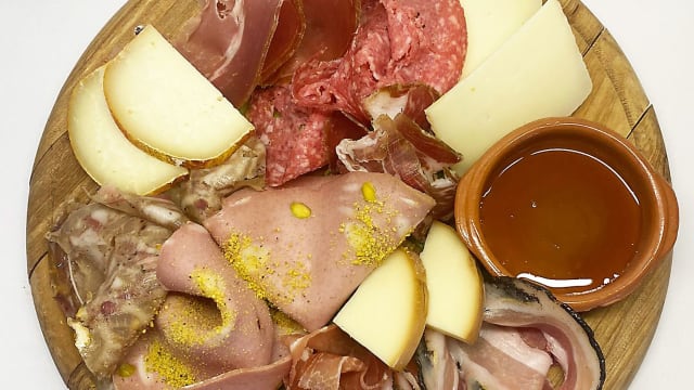 Assaggio di tagliere di affettati e formaggi