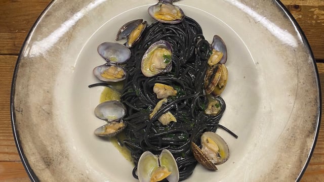 Spaghetto al nero di seppia e vongole