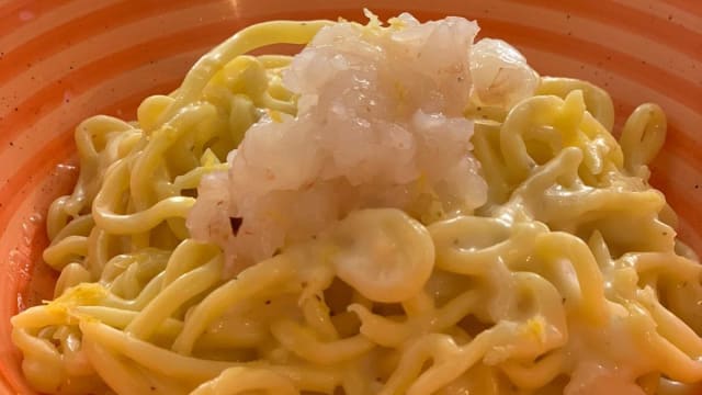 Tonnarello cacio e pepe con tartare di gamberi e lime