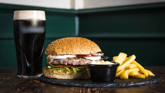 Guinness e Bacon Cheeseburger