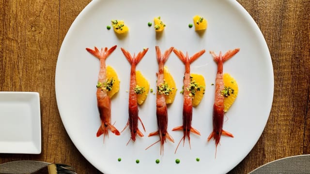 Crudo di gambero rosso agrumi e granella di pistacchio 