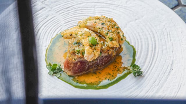 Solomillo de atún con espardeña y fondo de azafrán
