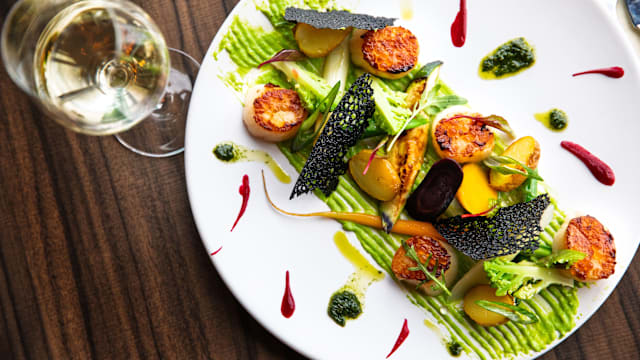 Noix de St Jacques Mousseline de petits pois,  émulsions agrumes-citronelle-gingembre, billes de yuzu & pommes grenailles